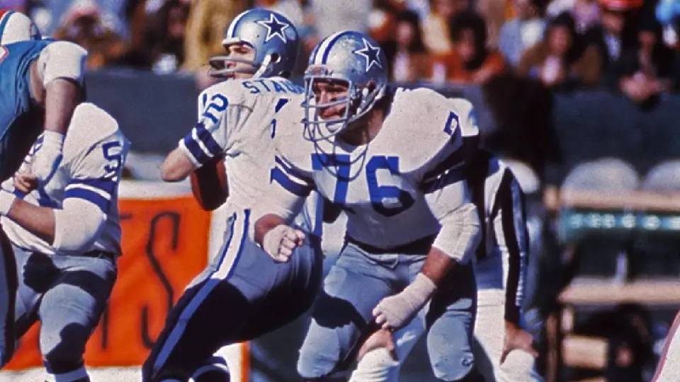 John Niland y Roger Staubach en partido con los Dallas Cowboys | X