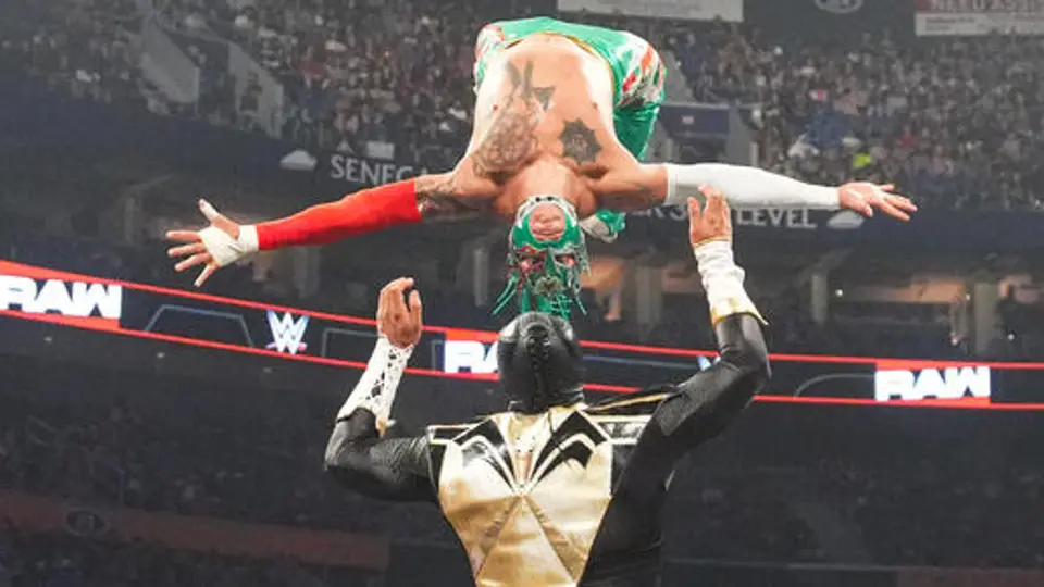 Rey Fénix venció a El Fiscal en Raw | wwe.com