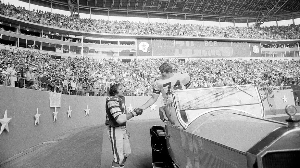 John Niland con los Eagles saludando a Bob Lilly de los Cowboys | AP