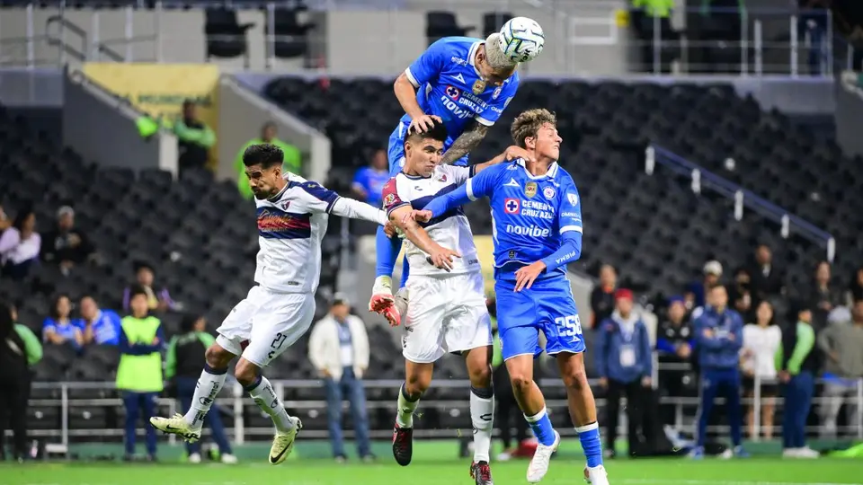 Emiliano Castañeda en su debut con Cruz Azul en la Liga MX | MEXSPORT
