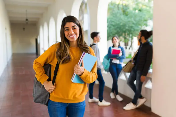 La beca busca apoyar a estudiantes que continúan con su formación académica en instituciones de nivel superior./@pixabay