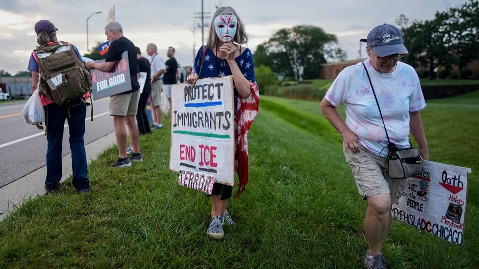 Vecinos realizan una protesta contra ICE | AP