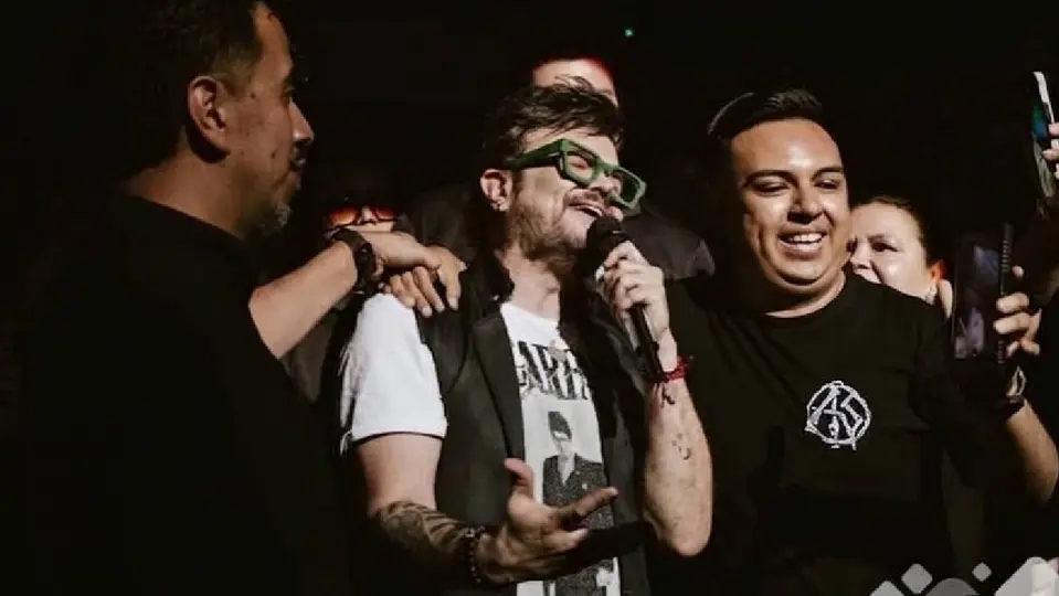 Tras las críticas, el cantante decidió anunciar que se alejará de México durante un tiempo / IG: @syntekoficial