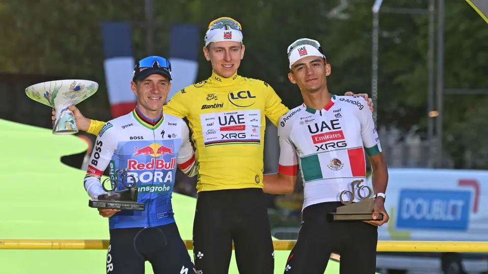 Isaac del Toro en el podio en el Tour de Francia 2026 | MEXSPORT