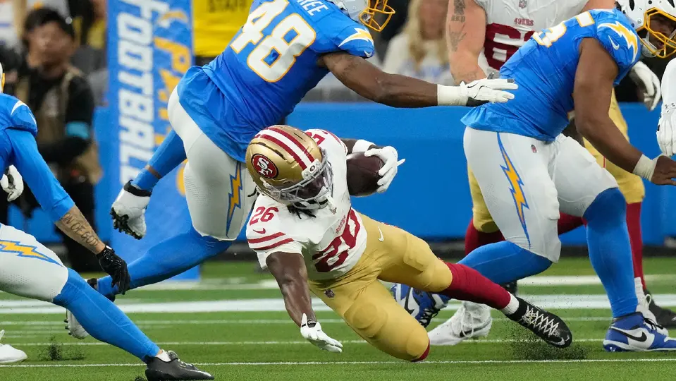 Kaelon Black, corredor novato de los San Francisco 49ers, en partido de pretemporada ante Los Angeles Chargers | AP