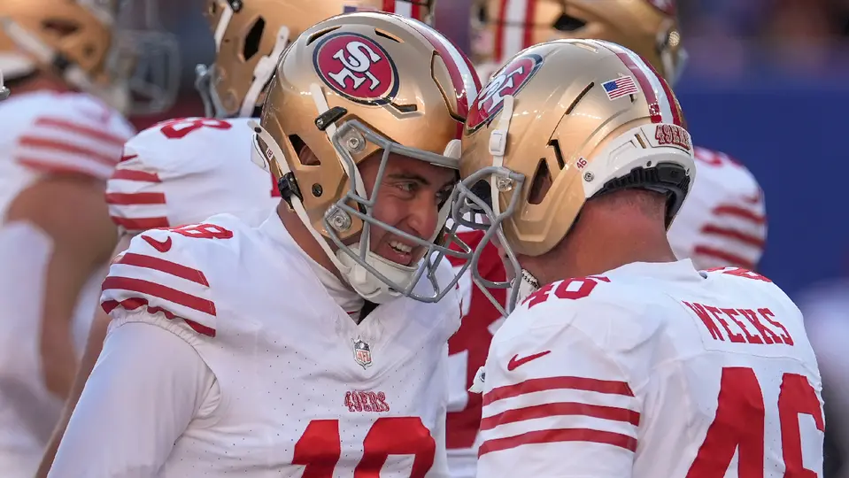 Eddy Pineiro y Jon Weeks, en la Temporada 2025 de la NFL, en festejo por patada acertada | AP