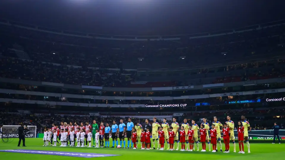 Jugadores de Chivas y América en el Estadio Azteca en el Clásico Nacional de 2024 en Concacaf | IMAGO 7