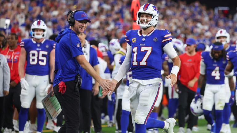 Josh Allen celebrando con su entrenador en Jefe, Joe Brady tras una anotación ante los Lions | AP