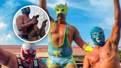 ¡El verdadero campeón! Perro se roba función de lucha libre callejera y termina arriba del ring