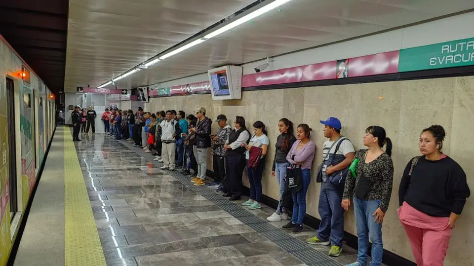 Usuarios del Metro deberán seguir las indicaciones del personal durante el simulacro. / @MetroCDMX