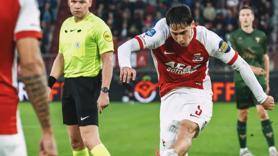 Disparo de Mateo Chávez en el duelo ante Go Ahead Eagles | IG: @mateo.chaveez