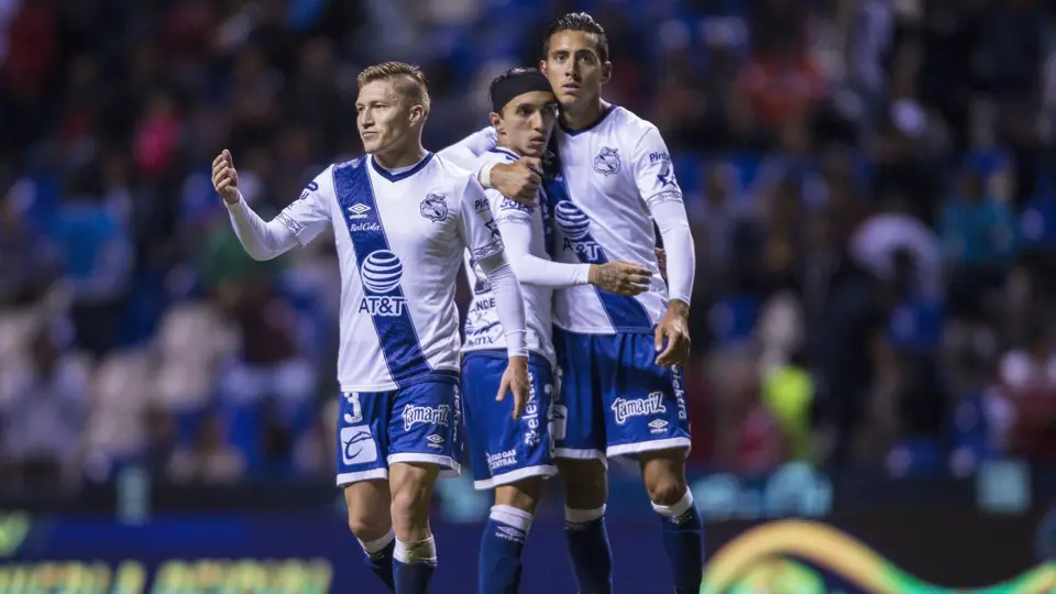 Jugadores de Puebla en celebración con Alejandro Chumacero | MEXSPORT