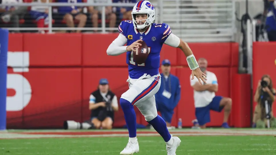 Josh Allen llevando el balón por tierra ante los Lions | AP