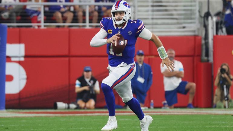 Josh Allen llevando el balón por tierra ante los Lions | AP