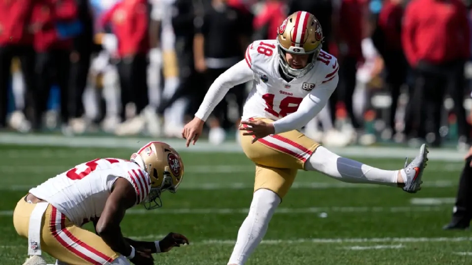Eddy Pineiro, pateador de los San Francisco 49ers, en Kickoff ante Los Angeles Rams, en Australia | AP