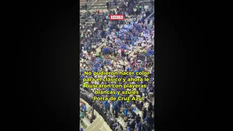 Porra del Cruz Azul buscaron hacer color con playeras blancas y azules