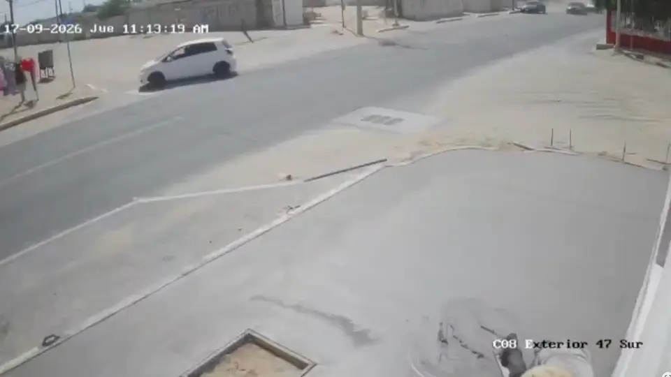 El automóvil Toyota Yaris terminó volcado luego de impactarse contra una guarnición y un poste / Captura de pantalla