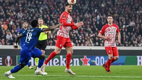 West Ham cayó 1-0 en la Ida ante Freiburg, tras error de Edson Álvarez