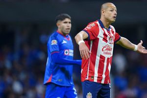 Javier ‘Chicharito’ Hernández confronta a aficionado de Chivas por criticarlo