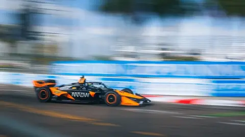 Pato O'Ward se queda con la victoria en St. Petersburgo tras descalificación de pilotos