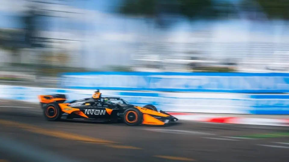 Pato O'Ward se queda con la victoria en St. Petersburgo tras descalificación de pilotos