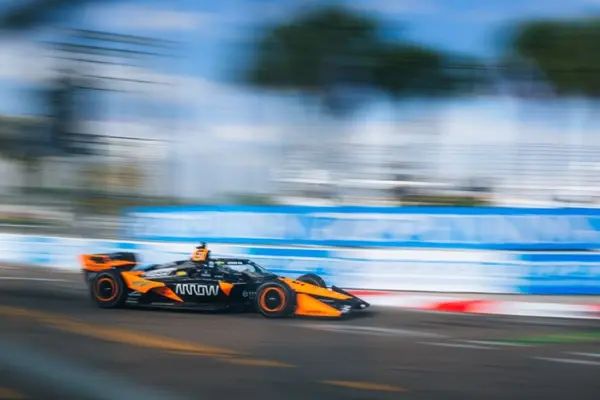 Pato O'Ward se queda con la victoria en St. Petersburgo tras descalificación de pilotos