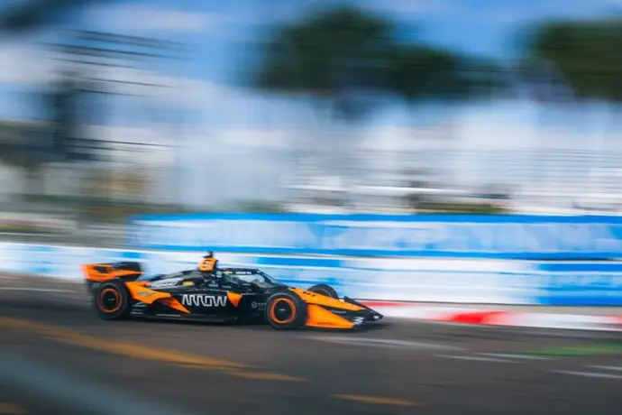 Pato O'Ward se queda con la victoria en St. Petersburgo tras descalificación de pilotos