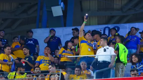 Liga MX vetó de por vida a aficionado que lanzó orines y a seguidora que aventó cerveza a Gignac