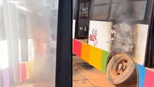 Mexibús se incendia en pleno día de trabajo; el fuego empezó en las llantas traseras