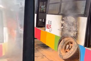 Mexibús se incendia en pleno día de trabajo; el fuego empezó en las llantas traseras