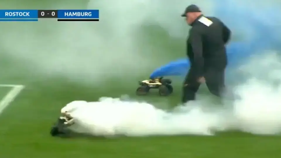 ¡Increíble! Aficionados alemanes meten al campo dos coches de radiocontrol con bengalas en Bundesliga 2