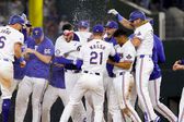 ¡Los campeones debutan con victoria! Rangers vencieron en extra innings a los Cubs