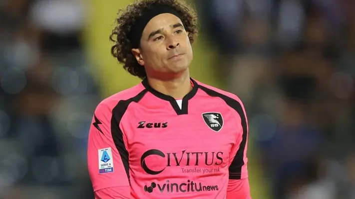 Presidente del Salernitana exhibe a Guillermo Ochoa: “Recibimos muchos goles en los últimos minutos”