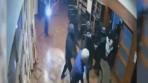 AMLO presenta video de la irrupción de Ecuador a la Embajada de México