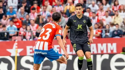 César Montes, 'sacrificado' al minuto 35 tras mal arranque del Almería ante Valencia