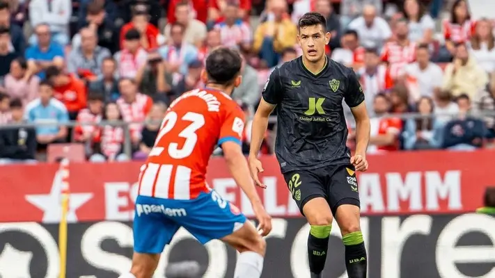 César Montes, 'sacrificado' al minuto 35 tras mal arranque del Almería ante Valencia