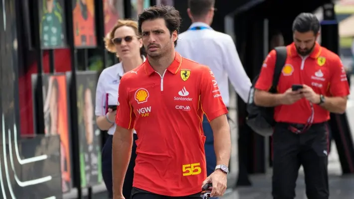 Ferrari anuncia que Carlos Sainz fue operado con éxito de apendicitis