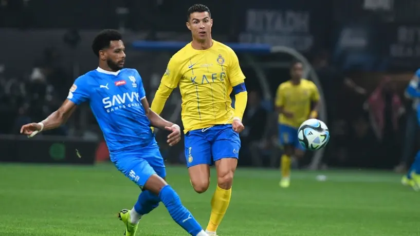 ¿Y eso? Cristiano Ronaldo recoge bufanda del Al Hilal y se la 'pasa' por los genitales