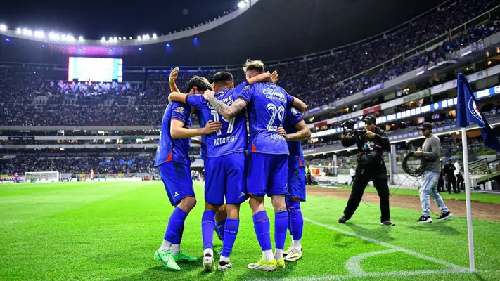¡Fiesta Celeste! Cruz Azul goleó a Chivas en el regreso de Chicharito al Estadio Azteca
