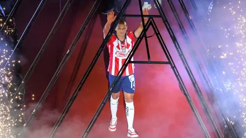 ¿Se viene el debut? Chicharito recibe su primera convocatoria de cara al duelo ante Pumas