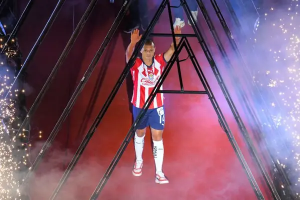¿Se viene el debut? Chicharito recibe su primera convocatoria de cara al duelo ante Pumas