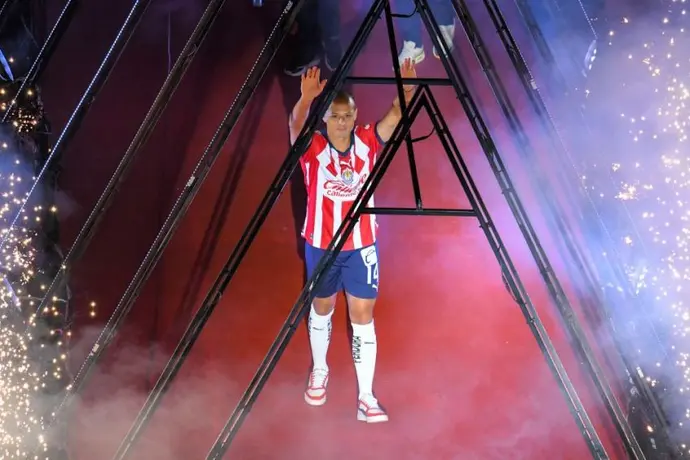 ¿Se viene el debut? Chicharito recibe su primera convocatoria de cara al duelo ante Pumas