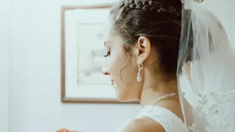 La novia canceló su boda debido a que los invitados no quisieron pagar por su entrada