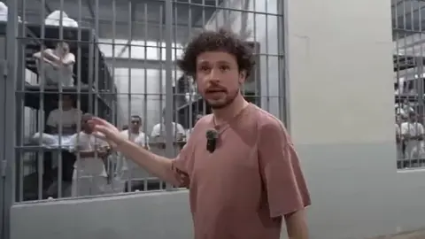 Luisito Comunica va a la megacárcel de El Salvador y lo acusan de supuesta promoción para Bukele