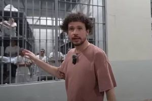 Luisito Comunica va a la megacárcel de El Salvador y lo acusan de supuesta promoción para Bukele