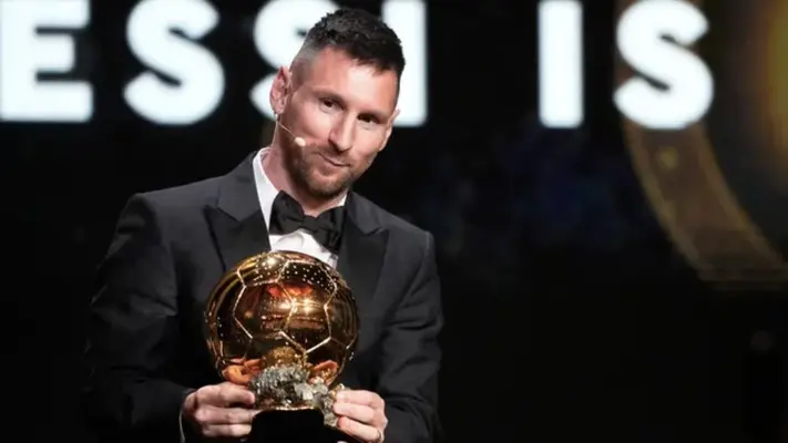 FC Barcelona sorprende a sus aficionados exhibiendo una réplica del octavo Balón de Oro de Messi