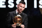 FC Barcelona sorprende a sus aficionados exhibiendo una réplica del octavo Balón de Oro de Messi