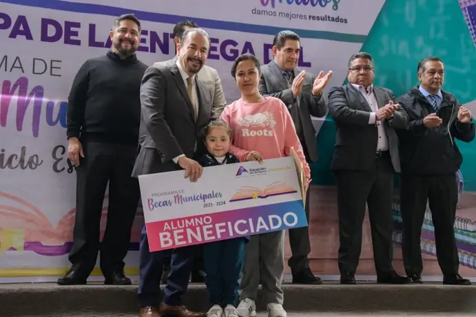 Inicia 2ª entrega de 7 mil 700 becas municipales escolares en Atizapán