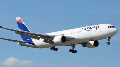 "La gente volaba de un lado a otro dejando rastros de su sangre en el techo", aseguró pasajero de vuelo de Latam
