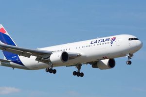 "La gente volaba de un lado a otro dejando rastros de su sangre en el techo", aseguró pasajero de vuelo de Latam